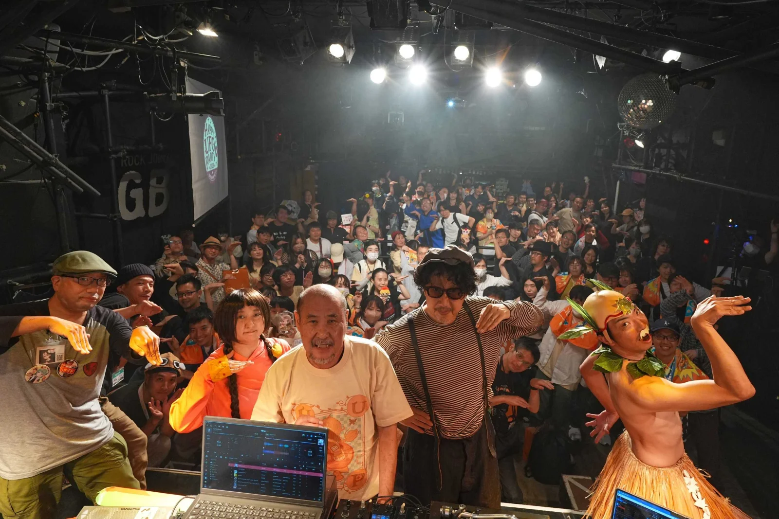 吉祥寺ROCK JOINT GBで、出演者と来場者が一緒にポーズをとるHUP2026の集合写真